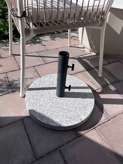 Parasolllfot i granit med metallrör