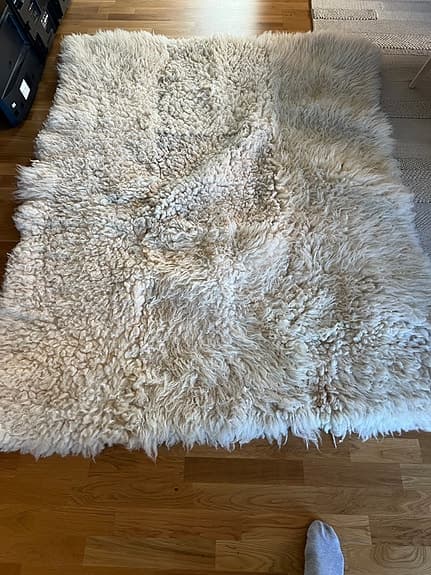 Stor äldre fårskinnsfäll – allmoge, ca 150 × 200 cm