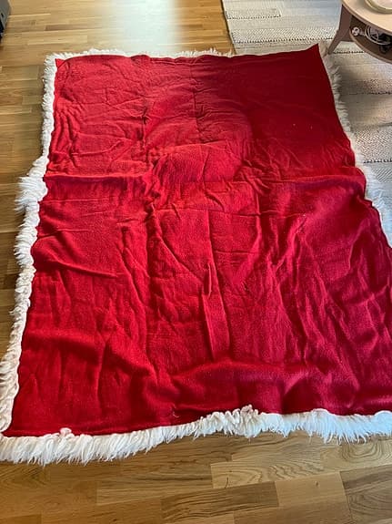 Stor äldre fårskinnsfäll – allmoge, ca 150 × 200 cm
