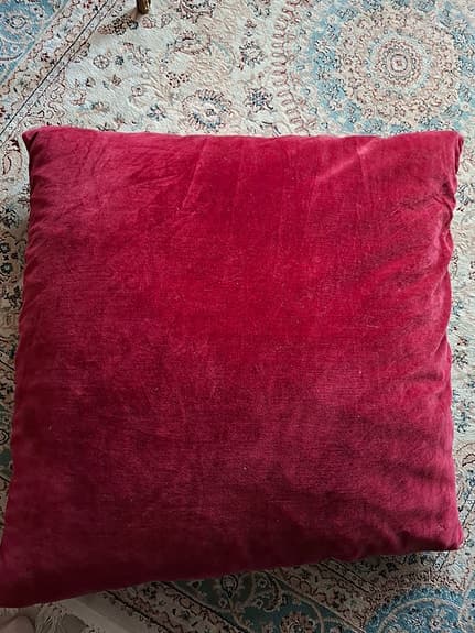Stor kudde 80x80 med vinrött kuddfodral