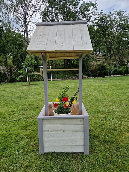 Träbrunn / blomlåda för trädgård