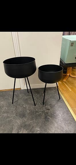 Svarta blomkrukor på ben i metall, 2-pack