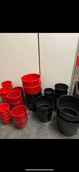 Kruka svart och röd från stor till liten .