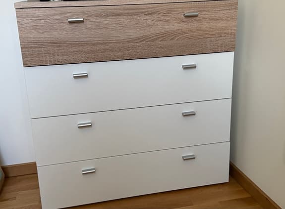 Vit byrå med 4 lådor i mycket bra skick