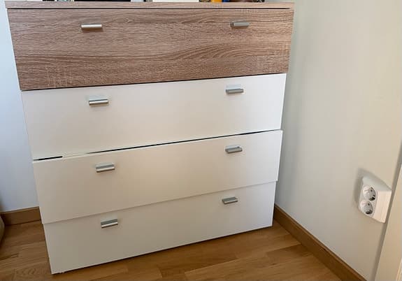 Vit byrå med 4 lådor i mycket bra skick