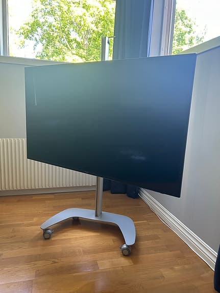 Samsung 55” 4K Smart TV med rullbart stativ