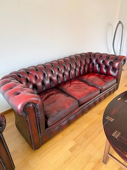 Chesterfield soffgrupp i oxblodsrött läder