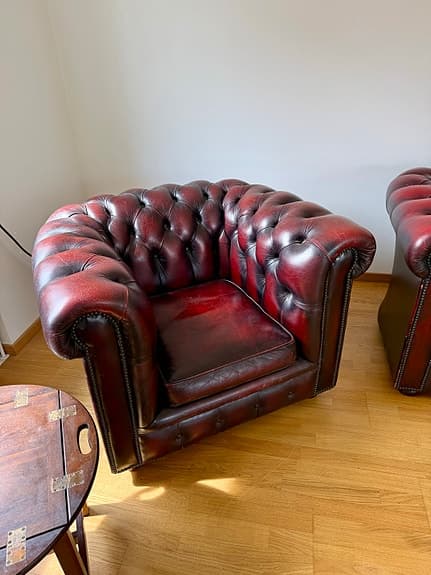 Chesterfield soffgrupp i oxblodsrött läder