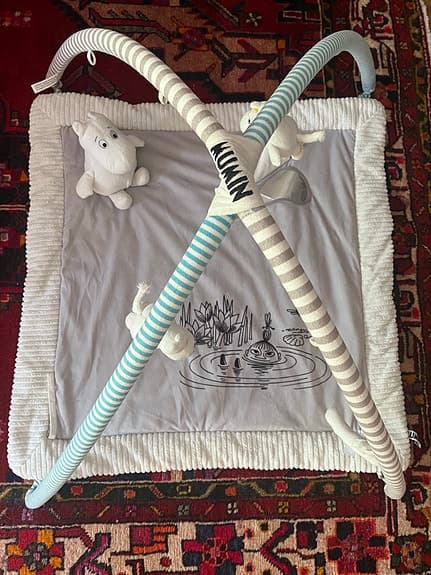 Mumin babygym lekmatta med bågar och mjuka figurer