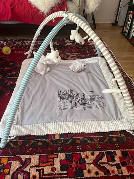 Mumin babygym lekmatta med bågar och mjuka figurer