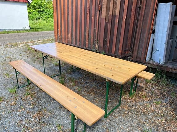 Bänkset, 2 bänkar och ett bord.