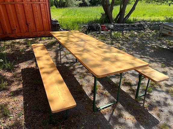 Bänkset, 2 bänkar och ett bord.