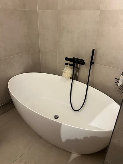 Fristående badkar vitt oval modell