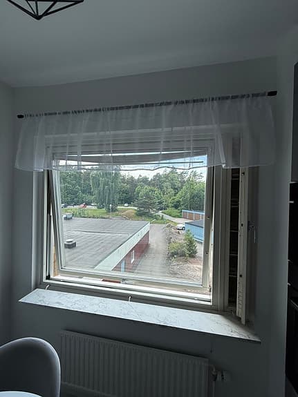 Elegant vit gardinkappa 240 cm – ljus och stilren