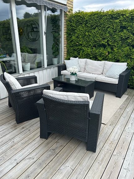 Loungegrupp i konstrotting säljes
