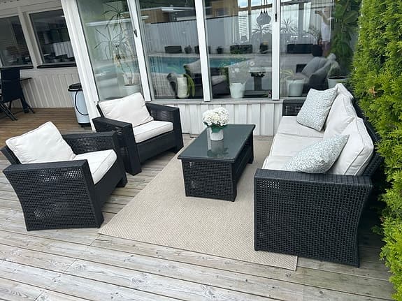 Loungegrupp i konstrotting säljes