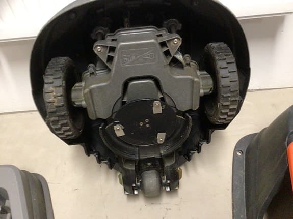 Gardena robotgräsklippare med laddstation grå