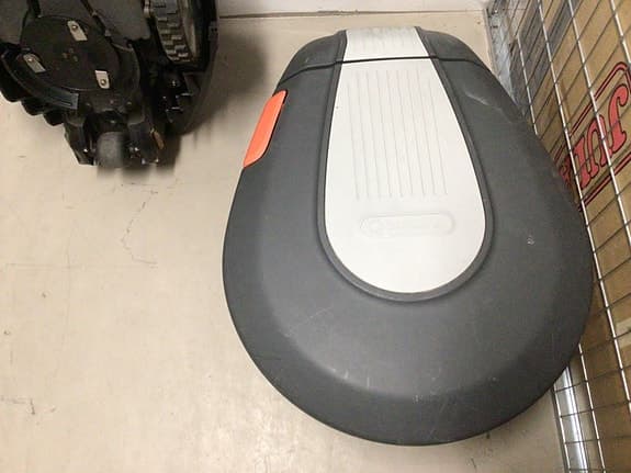 Gardena robotgräsklippare med laddstation grå