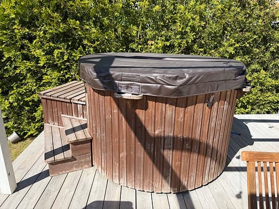 Rund badtunna i trä med lock eldriven