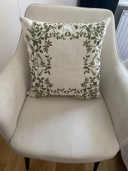 Två för 239kr broderade linne kuddfodral