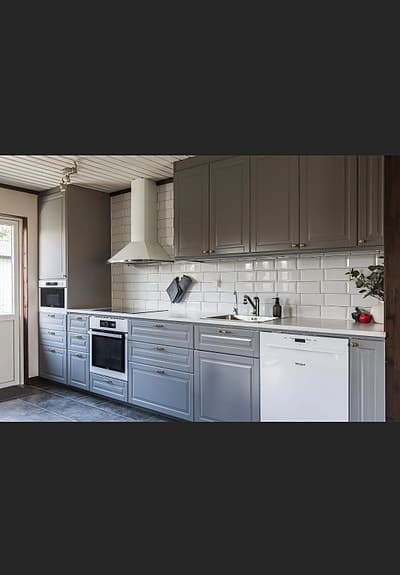 Grå köksluckor och lådfronter.  Bodbyn från Ikea