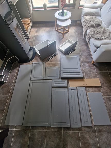 Grå köksluckor och lådfronter.  Bodbyn från Ikea