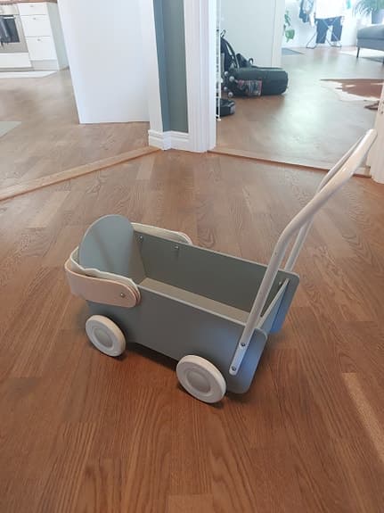 Skrållan dockvagn trä
