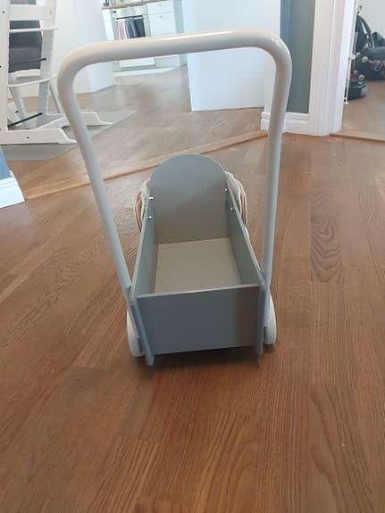 Skrållan dockvagn trä