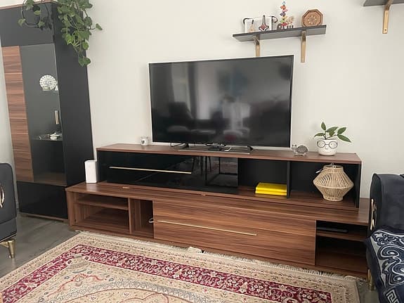Complete och snygg mediamöbel / TV-bänk + högskåp i vit färg