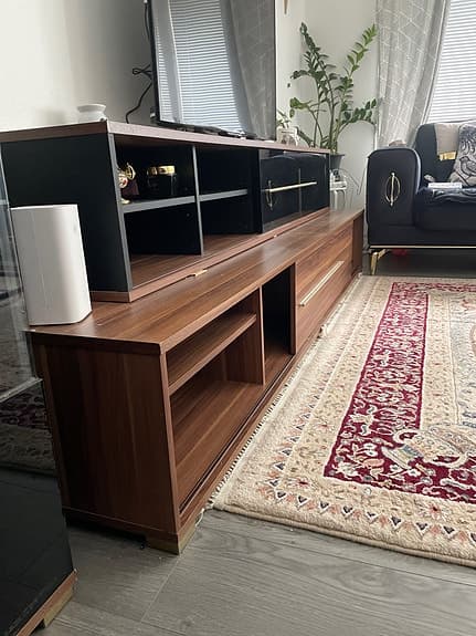 Complete och snygg mediamöbel / TV-bänk + högskåp i vit färg