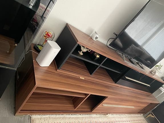 Complete och snygg mediamöbel / TV-bänk + högskåp i vit färg