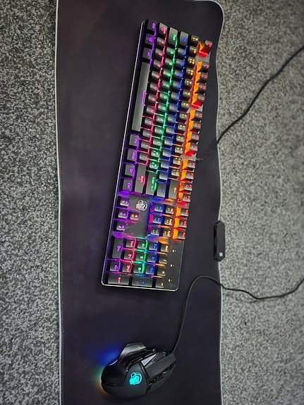 Gaming mus, tangentbord och musmatta.