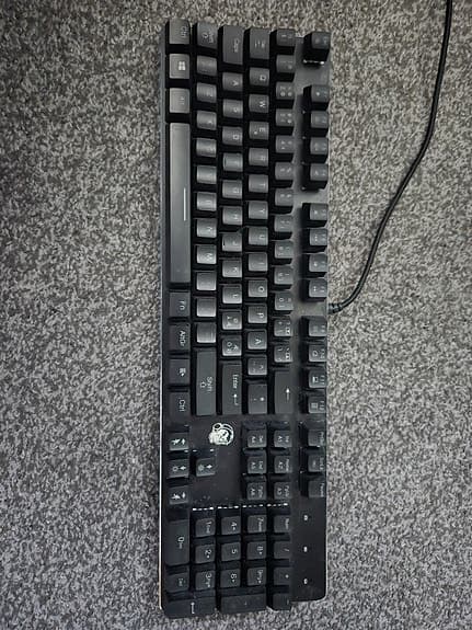 Gaming mus, tangentbord och musmatta.