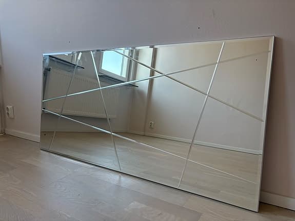 Stilren väggspegel med fasade linjer