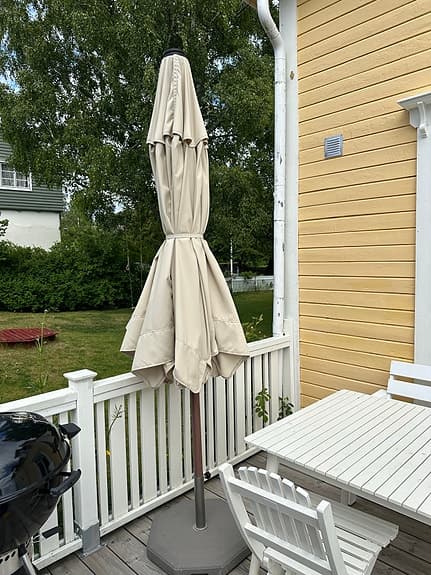 Beige parasoll 300cm för uteplats