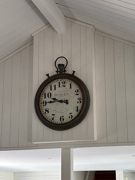 väggklocka i vintage stil