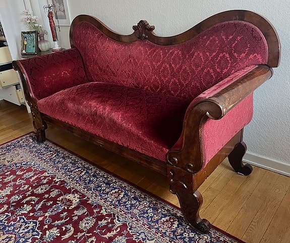 EN VIKTORIANSK SNIDAD MAHOGNY SHOWFRAME SOFFA