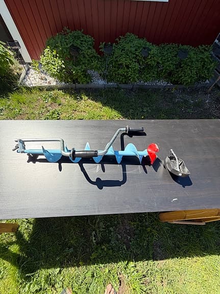 Komplett pimpelutrustning: Isborr och väska med pimpelspön