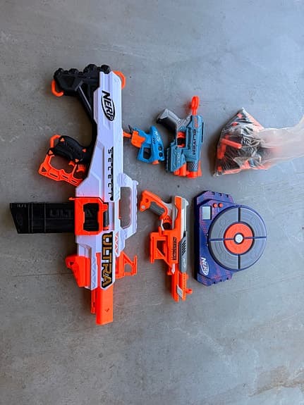 Nerf leksakspistoler och gevär med mål