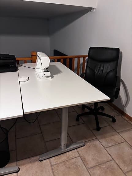 IKEA vitt höj- och sänkbart skrivbord med kontorsstol