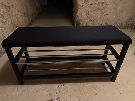 Skohylla med sittbänk