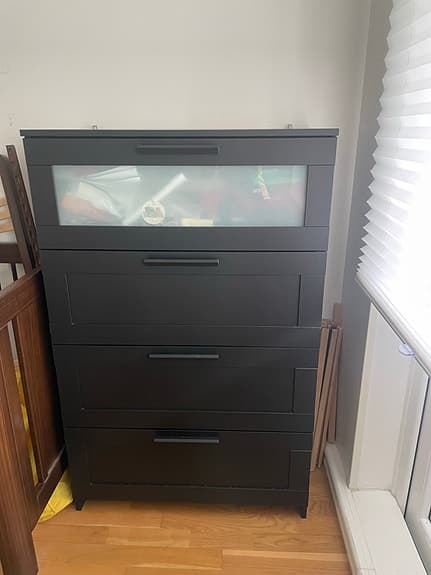 IKEA Brimnes byrå med 4 lådor (svart/frostat glas)
