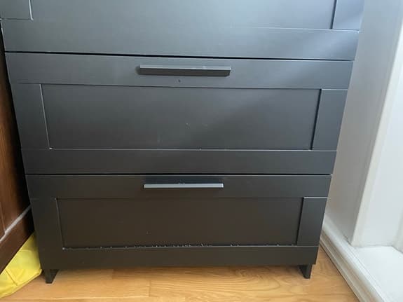 IKEA Brimnes byrå med 4 lådor (svart/frostat glas)