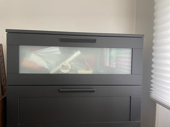 IKEA Brimnes byrå med 4 lådor (svart/frostat glas)