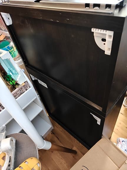 två stycken Bestå skåp i svartbrun inklusive väggskenor