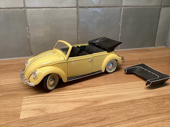 Modellbil Volkswagen Beetle / Bubblan cabriolet gul