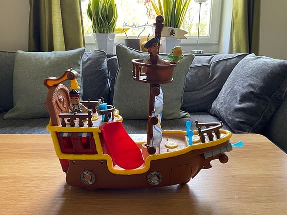 Jake och piraterna. Fisher-Price piratskepp leksaksbåt med figurer