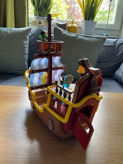 Jake och piraterna. Fisher-Price piratskepp leksaksbåt med figurer