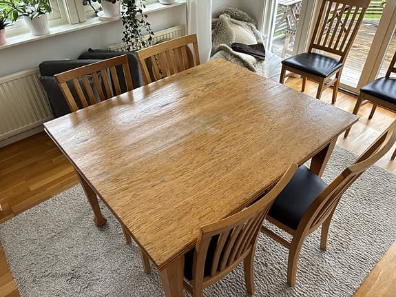 Matbord i ek med 6 stolar