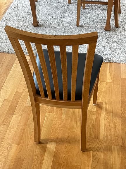 Matbord i ek med 6 stolar